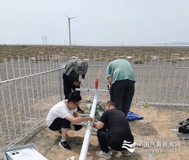 工作人员搭建应用气象站