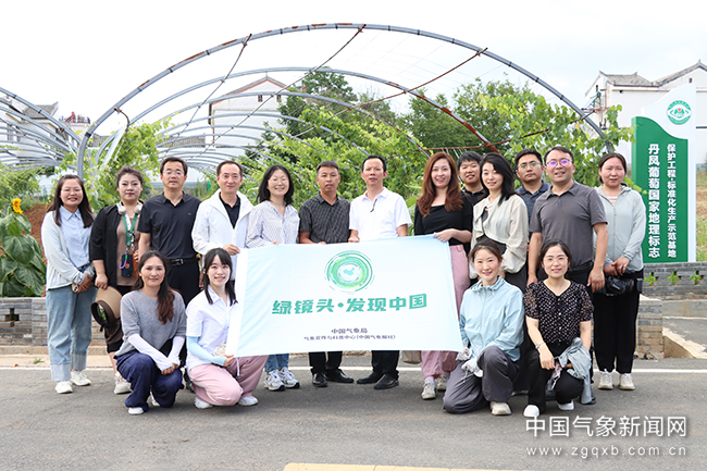 6月17日,报道组来到陕西省商洛市丹凤酒庄,详细了解丹凤葡萄气象服务情况。唐宇琨 摄影.jpg