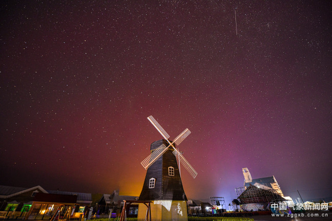 风车+极光 将浪漫进行到底.jpg